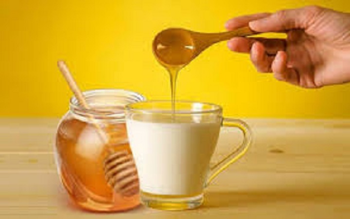 দুধের সঙ্গে মধু মেশান